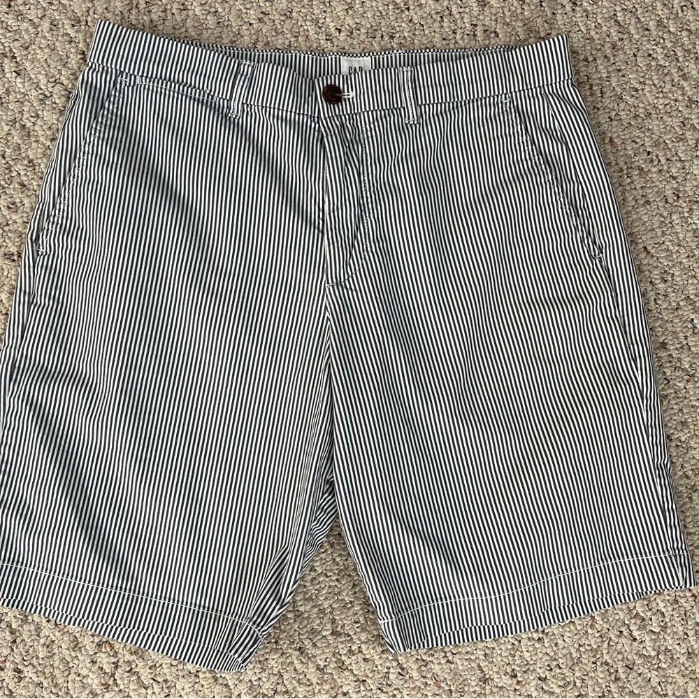 Mens Gap Grey White Striped City Chino Khakis shorts  32” waist